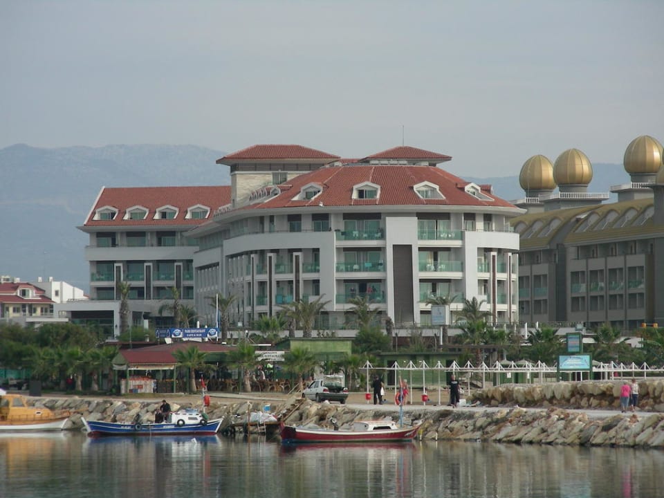 Vom Meer aus fotografiert Sunis Evren Beach Resort Hotel & Spa