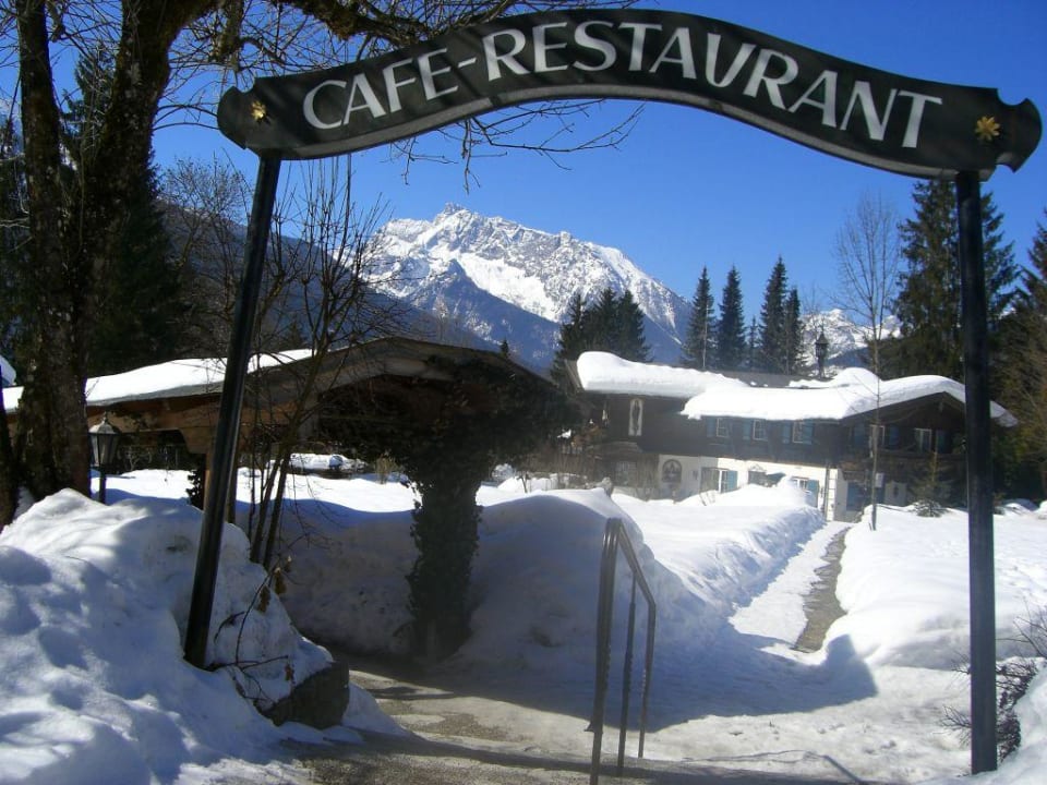 Fußweg zum Restaurant-Gebäude, überdacht Stoll's Hotel Alpina