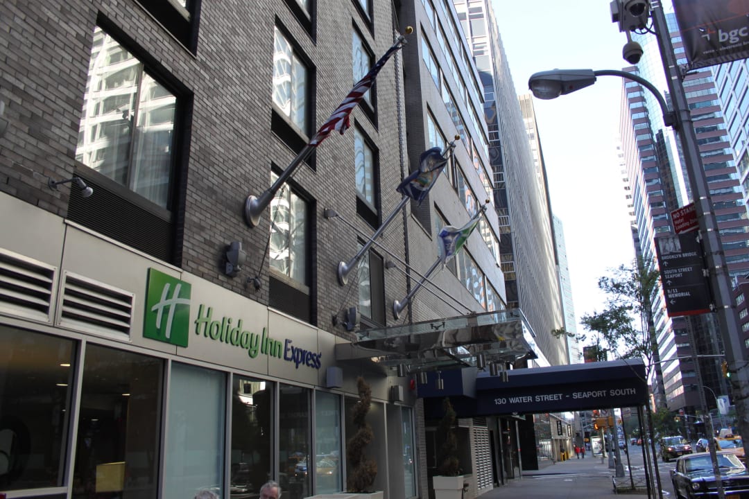 Vor dem Hotel Holiday Inn Express Manhatten Hotel Holiday Inn Express New York City Wall Street