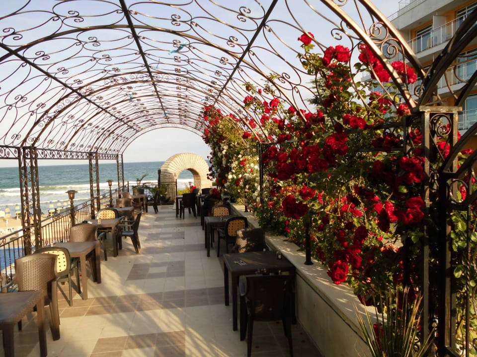 Teil des Essbereichs Hotel Bilyana Beach