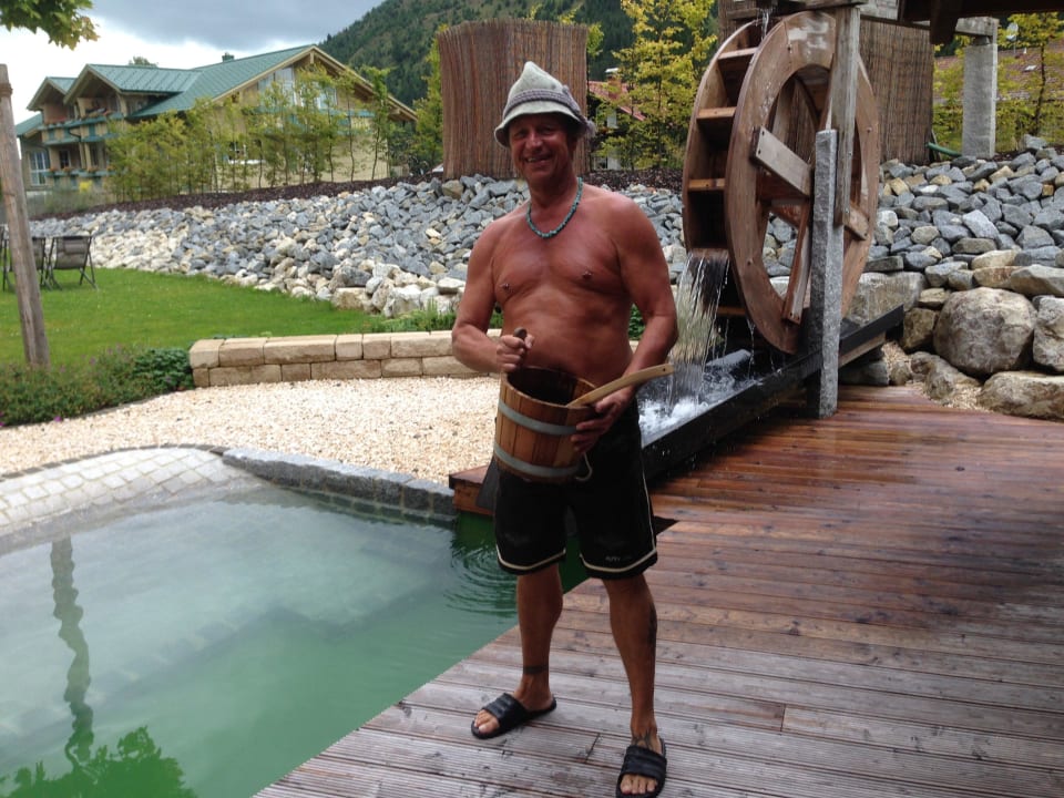 Reini kurz vor dem Aufguss mit Lederhose Panoramahotel Oberjoch