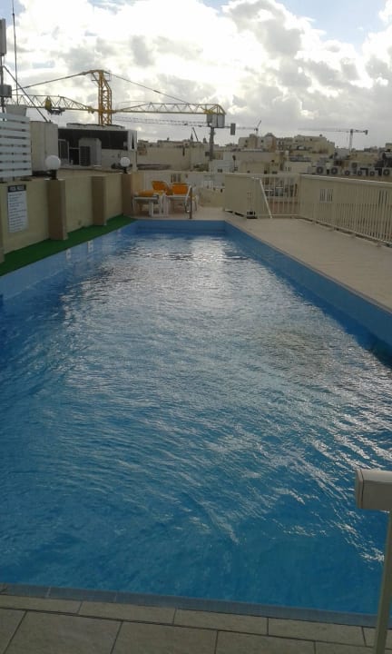 Kleiner Pool auf dem Dach The Diplomat Hotel