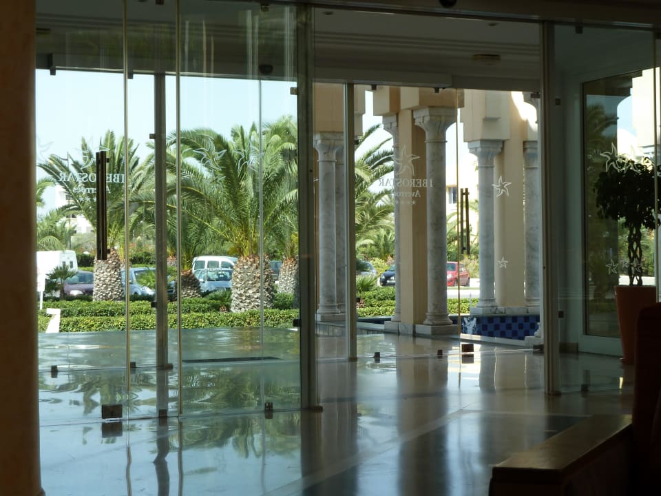 Hoteleingang Iberostar Waves Averroes