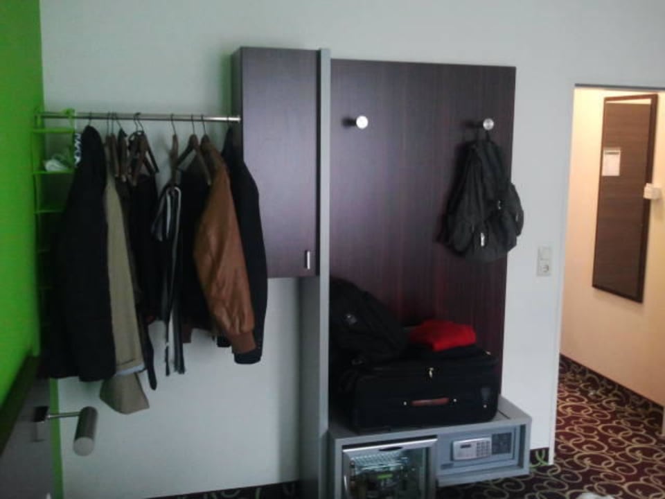 Garderobenstange mit winzigem Schrank Hotel Metropol by Maier Privathotels
