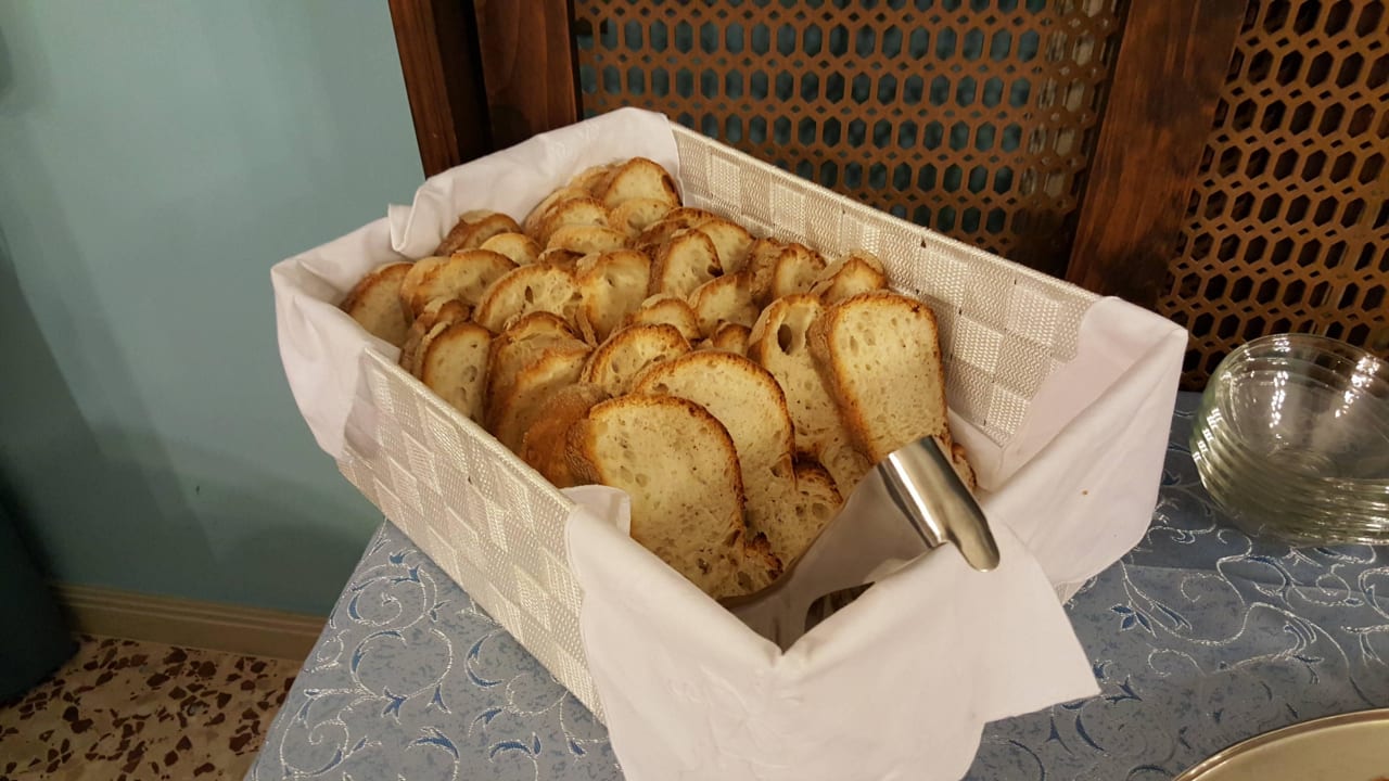 FrühstücksrauAuswahl und Ansichten beim Frühstückm Hotel Astor