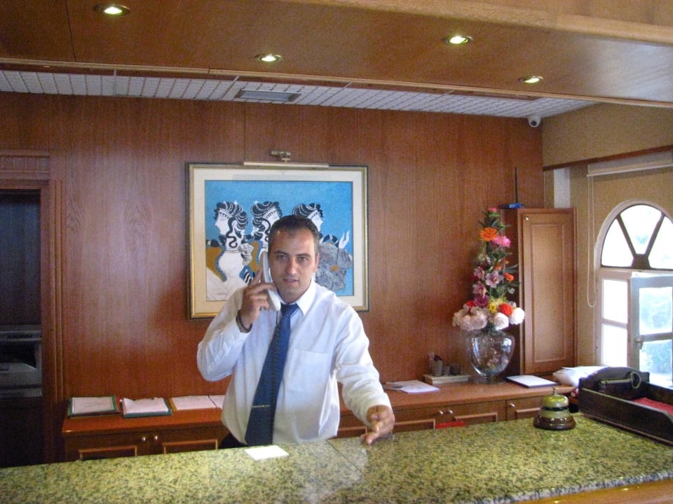 An der Rezeption (Jannis arbeitet) Hotel Atlantis Beach