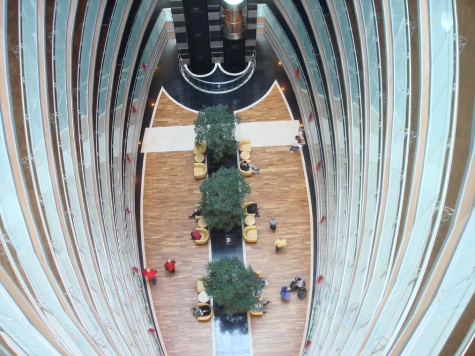 Blick vom 10. Stock auf die Lobby Royal Wings Hotel