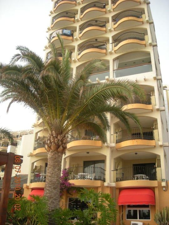 Widok z ogrodu na hotel Bull Dorado Beach & Spa