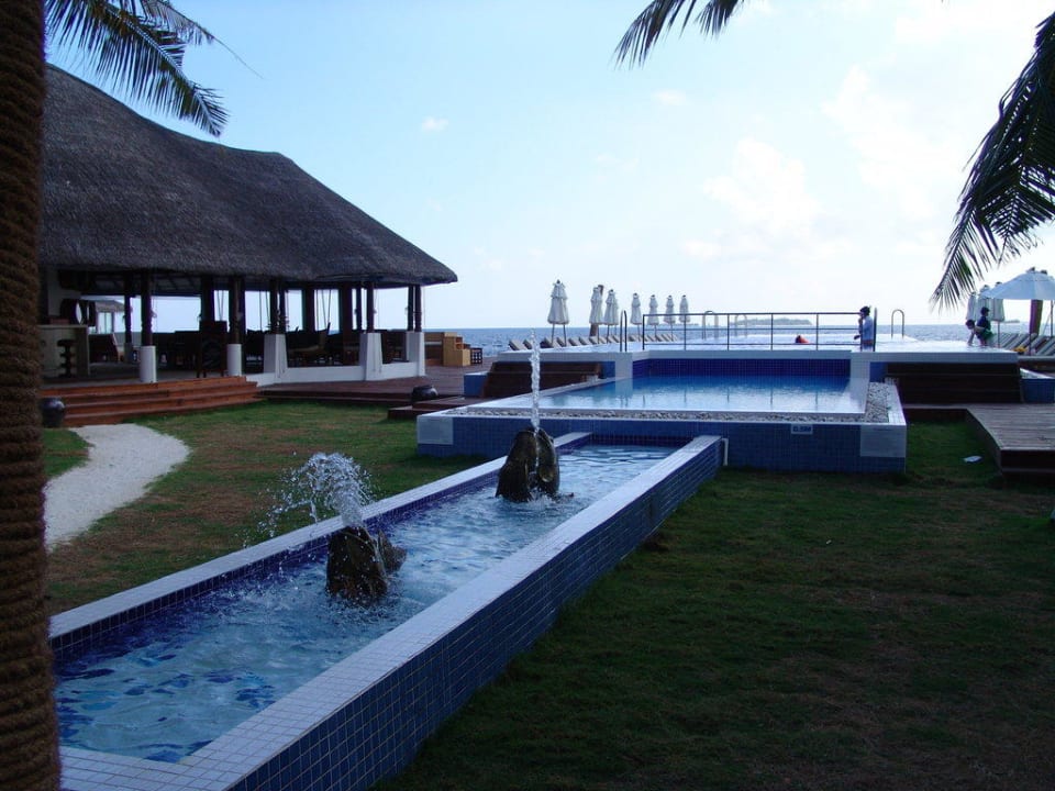 Pool Machchafushi Island Resort & Spa Maldives, The Centara Collection