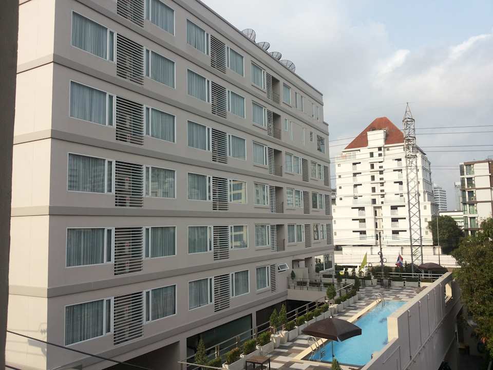 W tle sąsiedni hotel. Hotel Boss Suites