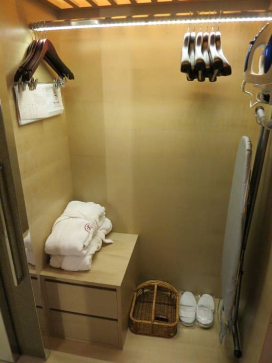Kleiderschrank Sheraton Hsinchu Hotel