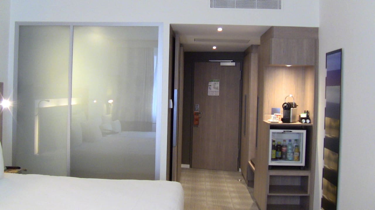 Die durchscheinende Wand zum Bad Novotel Basel City