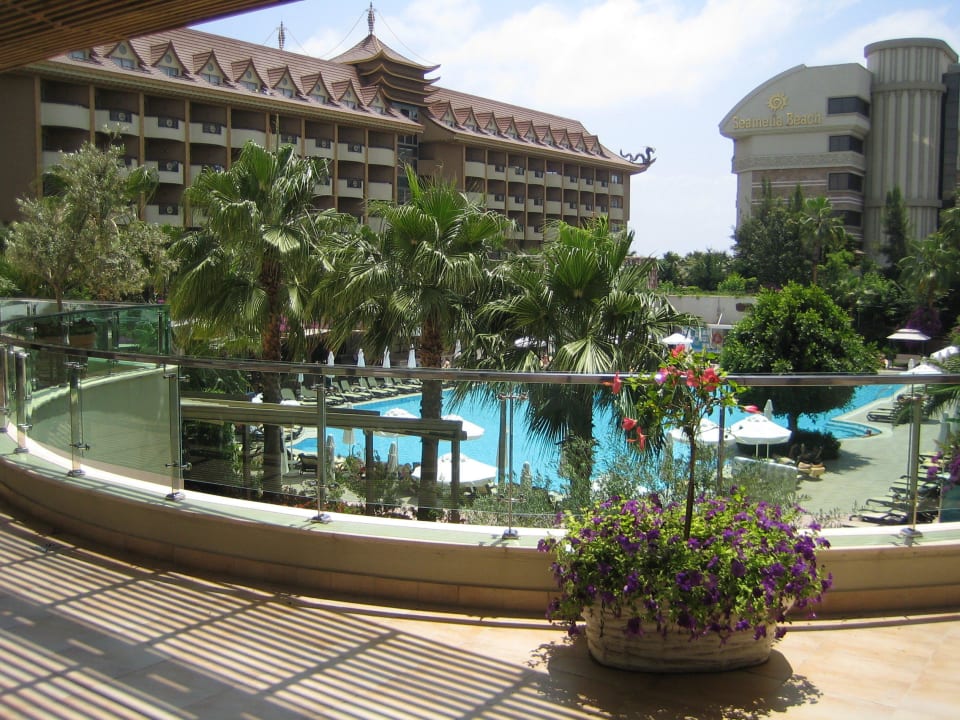 Blick von der Terrasse im OG Port Side Resort Hotel