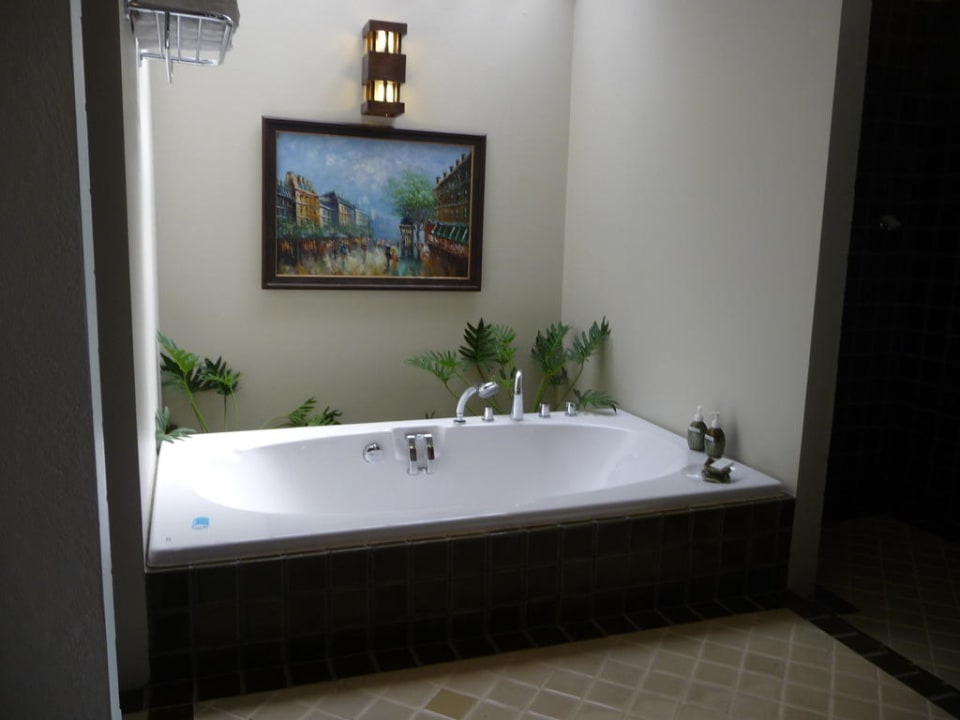 Badewanne im großzügigen Badezimmer The Fair House Beach Resort