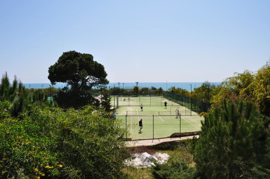 Blick auf die Tennisanlage mit 5 Plätzen Blue Waters Club