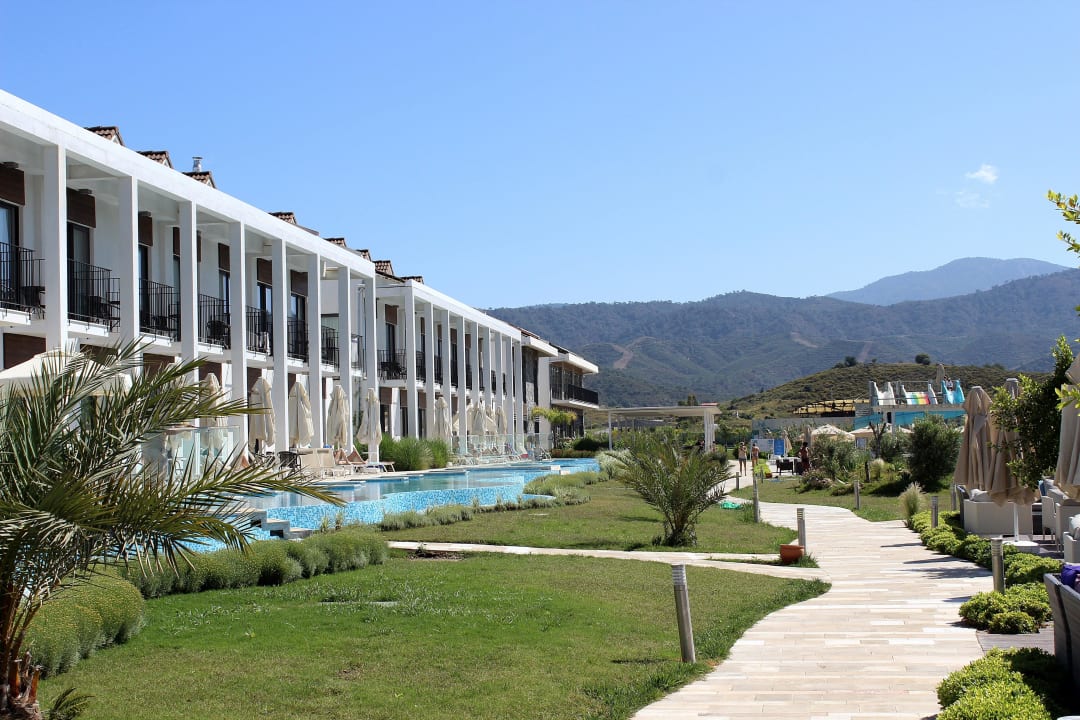 Blick auf Hauptgebäude mit Pool Jiva Beach Resort