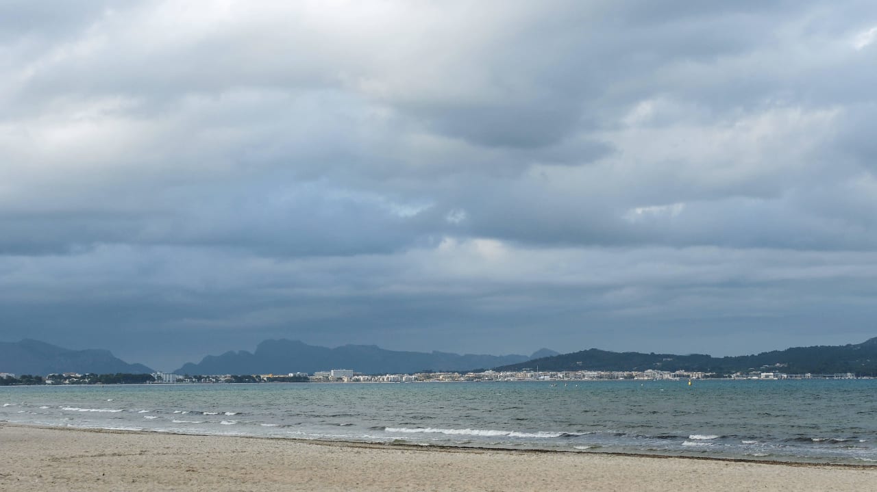 Regenwolken im März Playa Esperanza Resort