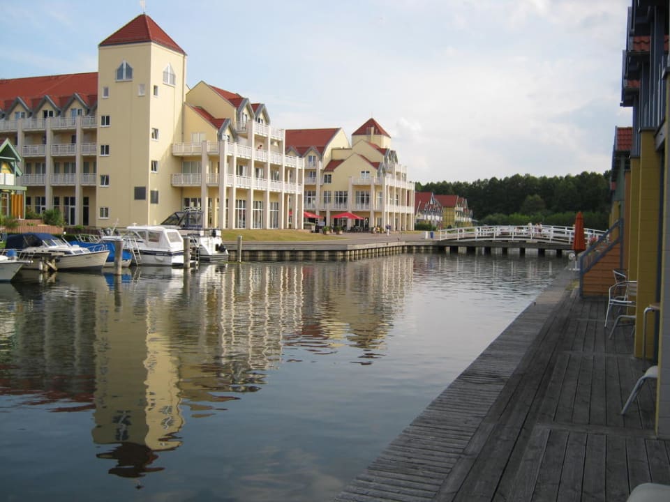 Blick vom Ferienhaus zum Hotel Precise Resort Hafendorf Rheinsberg
