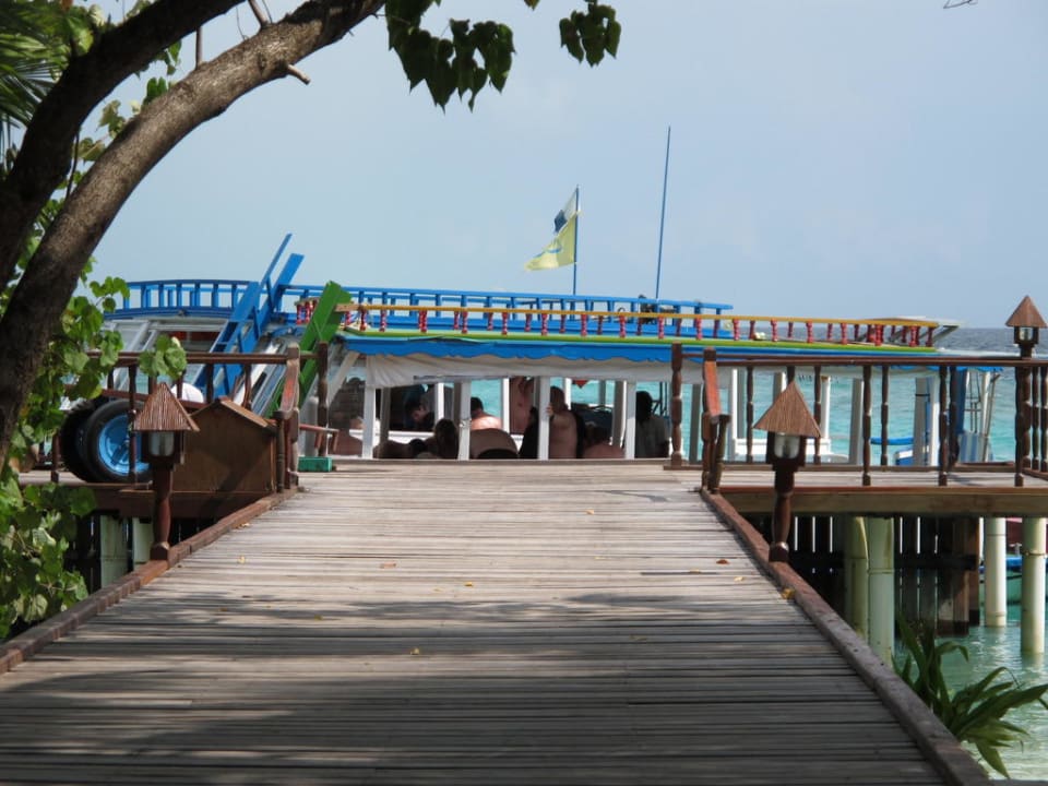Steg zu den Tauchbooten Filitheyo Island Resort