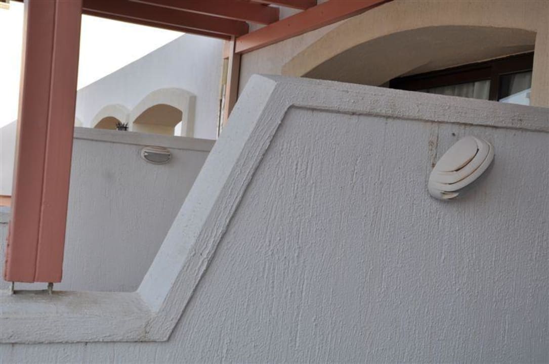 Zerwana lampa na tarasie Creta Maris Resort