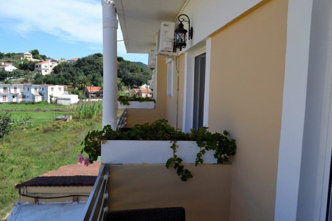 Widok z pokoju nie od ulicy Hotel AKTI Arilla