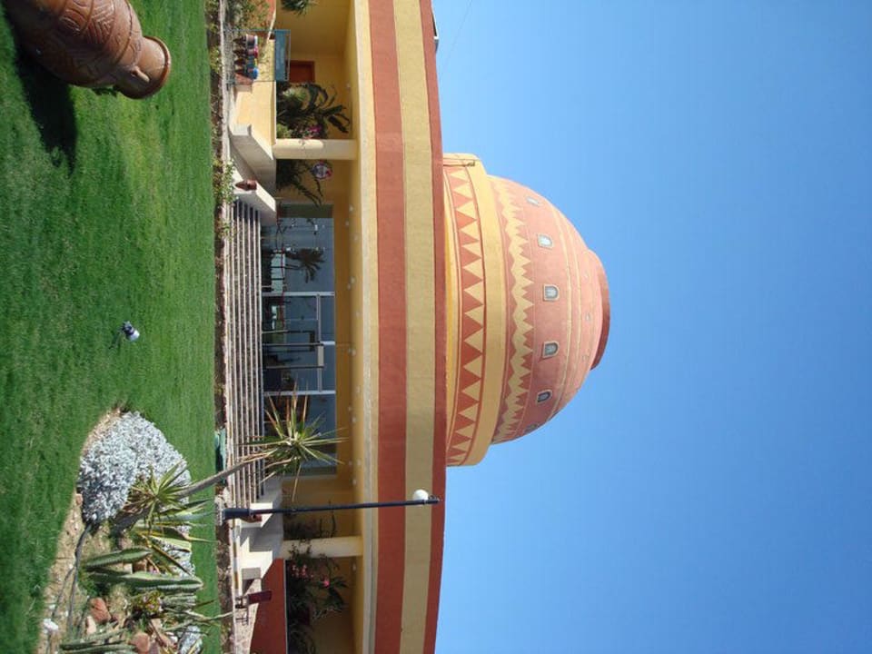 Kuppel und Eingang von Aussen Malikia Resort Abu Dabbab