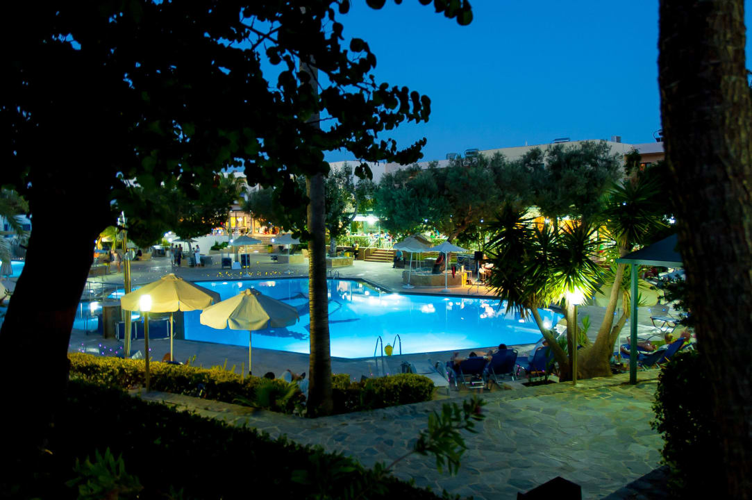 Sirios nocą Sirios Village Hotel & Bungalows