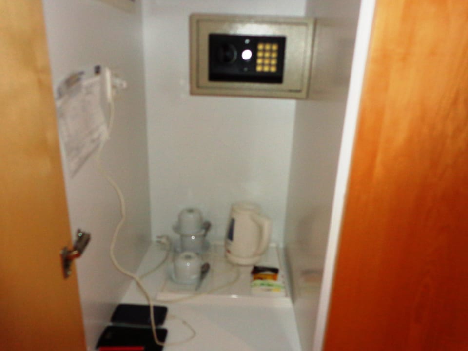Safe und Kaffeezubereitung im Schrank Hotel Kalithea Horizon Royal