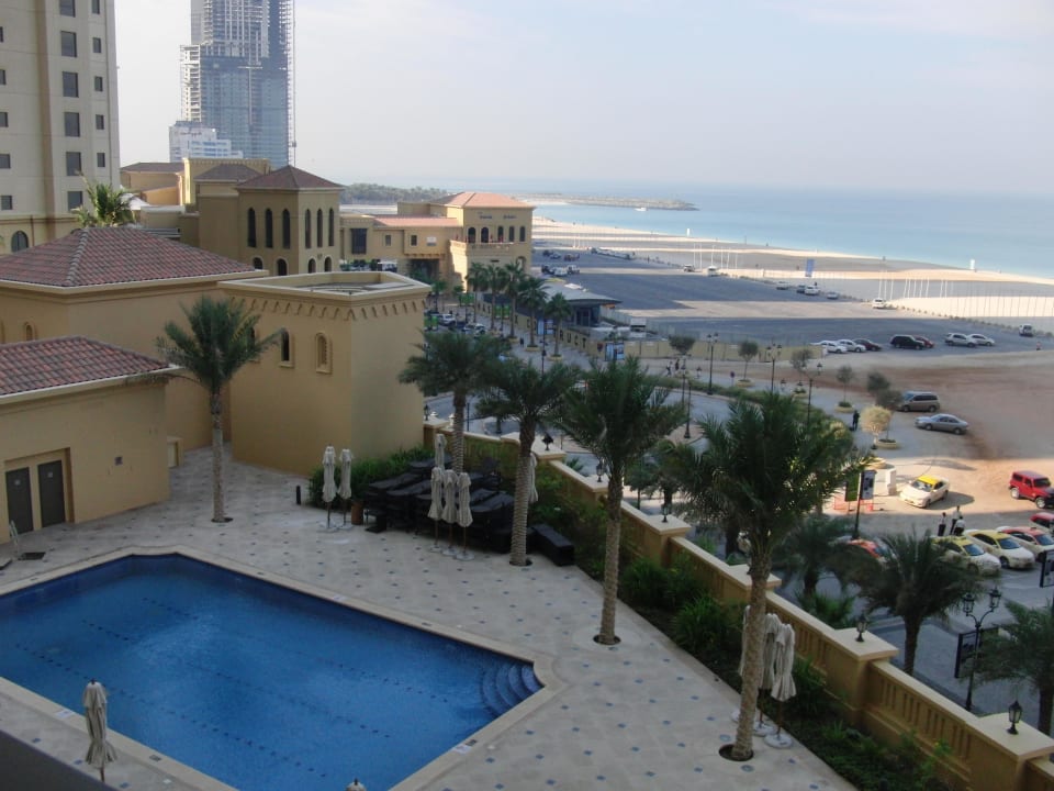 Blick auf den Strand und den Hotelpool Hilton Dubai The Walk