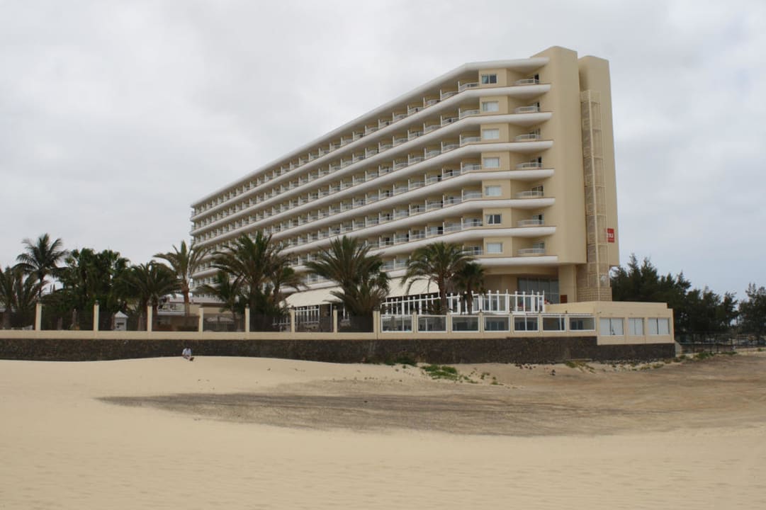Blick auf das Hotel vom Strand Hotel Riu Oliva Beach Resort