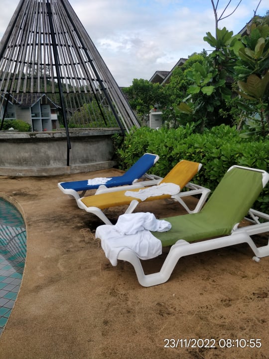 Pool Island Escape Burasari