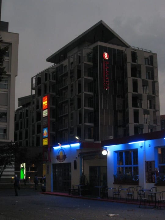 Blick zum Hotel vom Penny Markt Hotel Ramada Plaza Milano