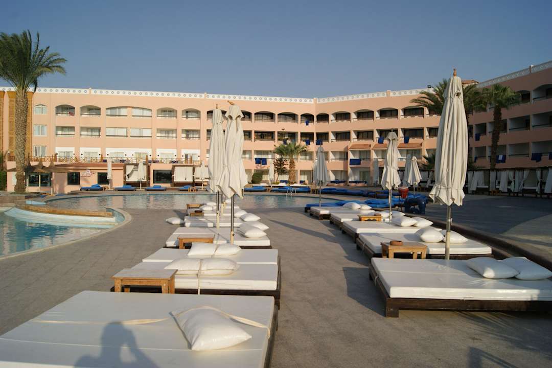 Tolle Liegebetten Beach Albatros Resort