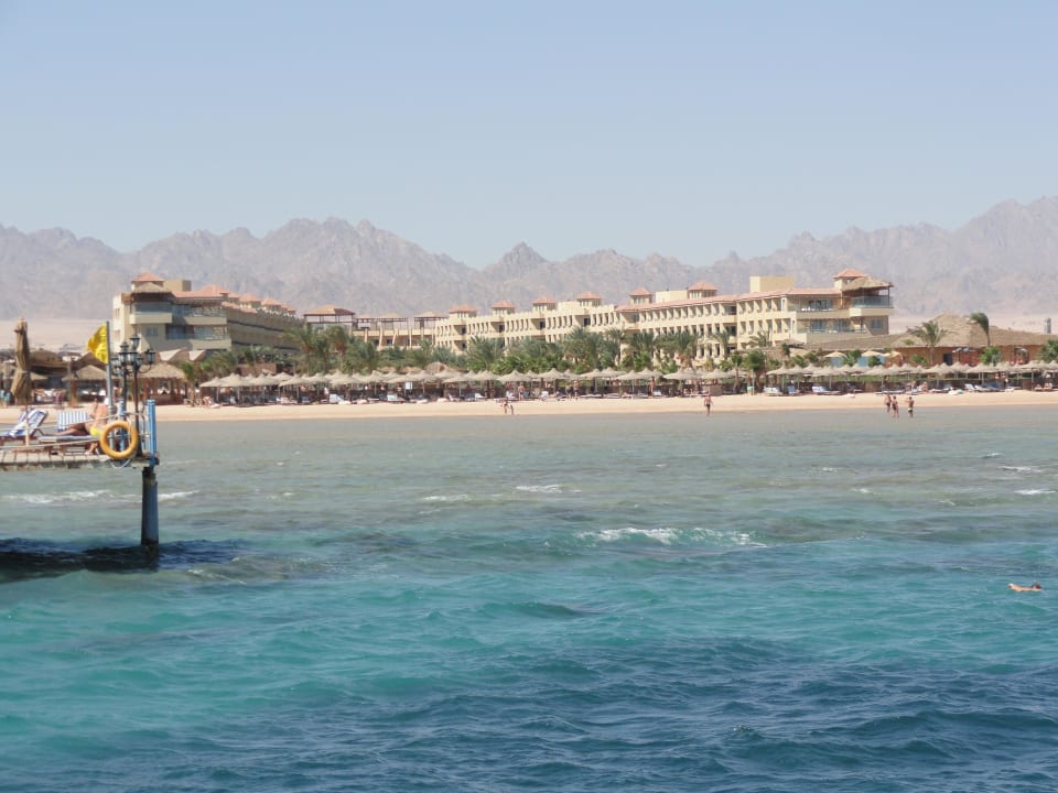 Widok na hotel z molo Amwaj Beach Club Abu Soma Resort