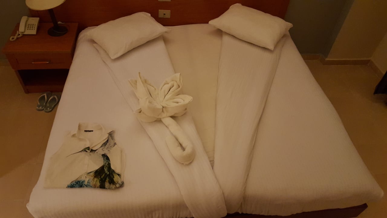 Deko auf dem Bett Le Jardin Aqua Park Resort