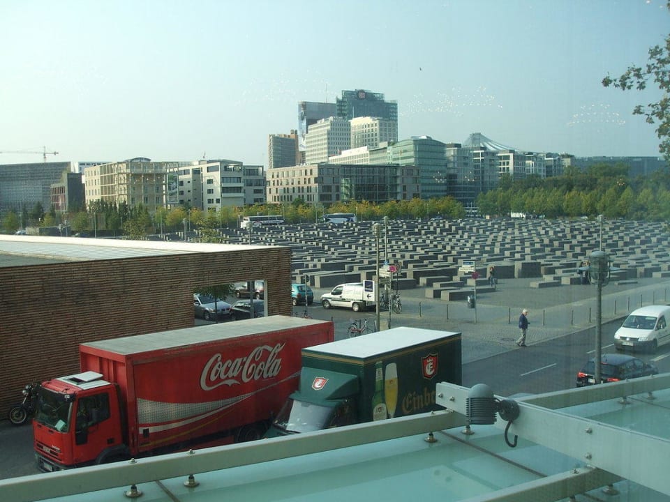 Blick vom Palaissaal im Adlon auf das Mahnmal Hotel Adlon Kempinski Berlin