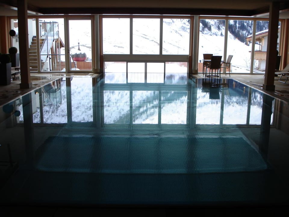 Hallenbad mit Schleuse zum Außenpool Hotel Klausnerhof