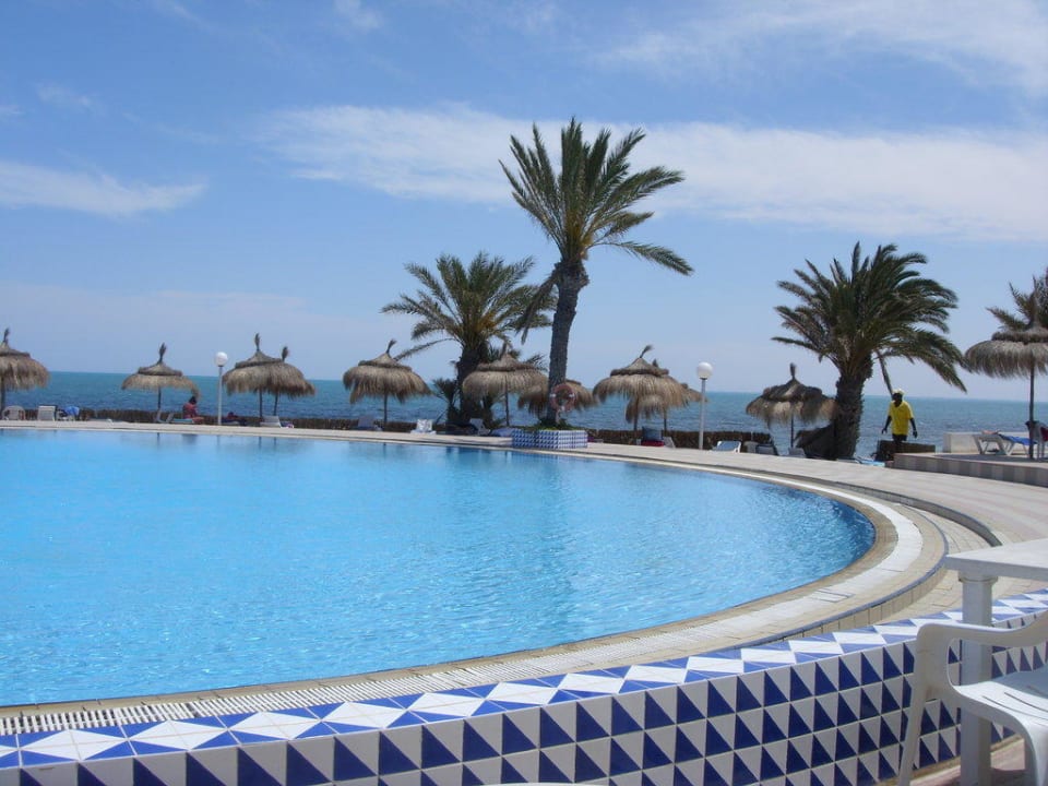 Blick von der Poolbar direkt auf den Salzwasserpool Hotel El Mouradi Djerba Menzel