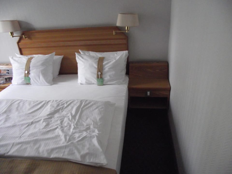 Zu klein das Bett für 2 Personen Leonardo Hotel Düsseldorf Airport - Ratingen