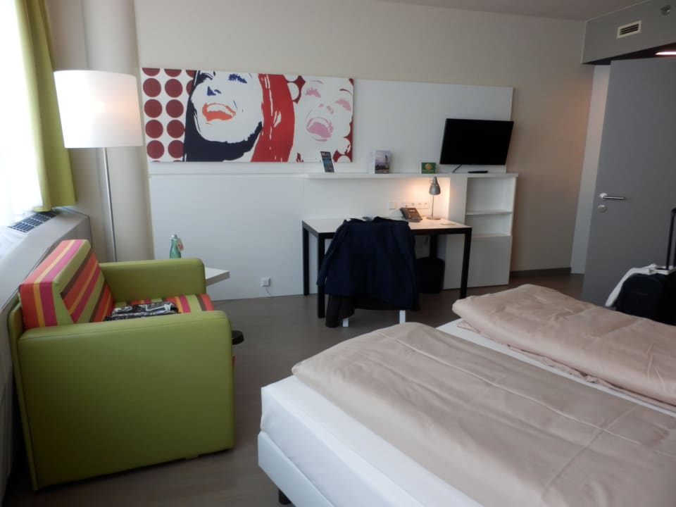 Rechts der kleine begehbare Schrank harry's home Wien Millennium Tower