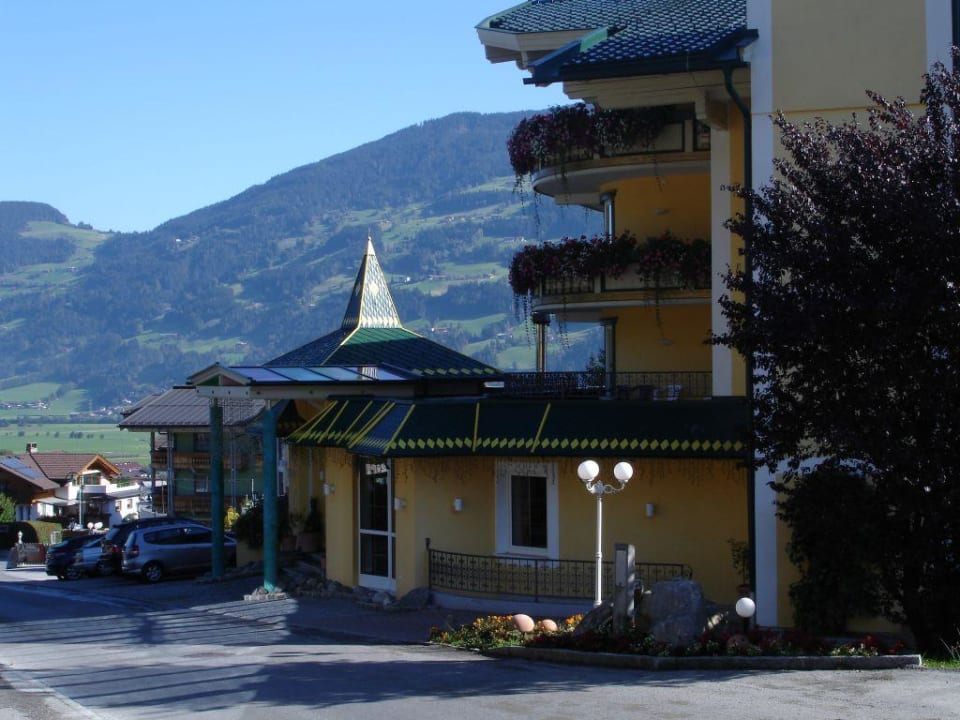 Blick zum Wellnes-Schlössle Hotel Kohlerhof