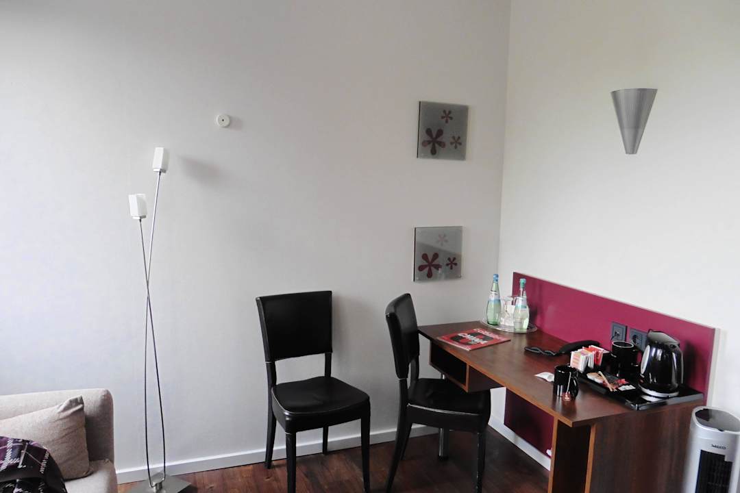 Schreibtisch mit 2 Stühlen Auszeit Hotel Düsseldorf