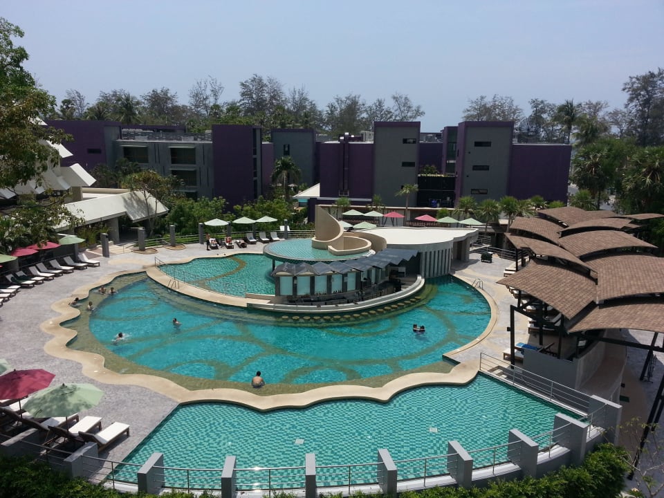 Pool mit Bar Andaman Embrace Patong