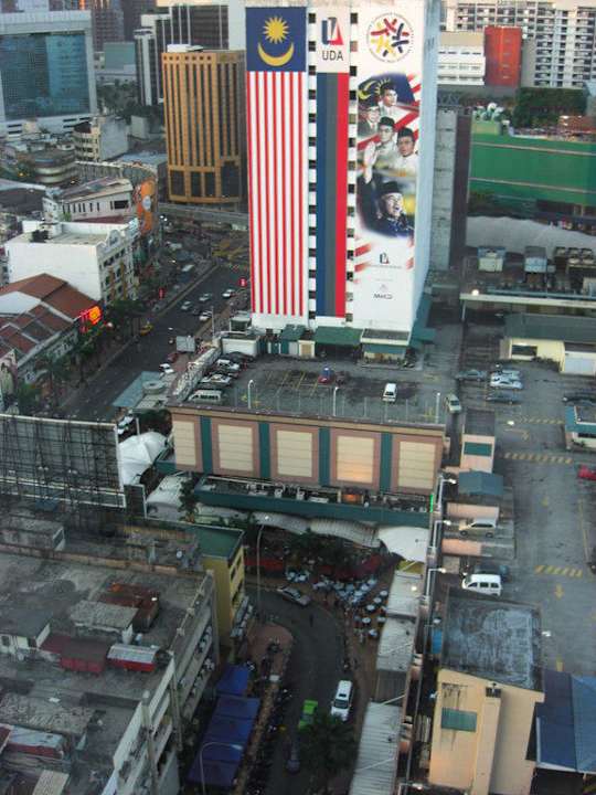 Shoppingcenter auf der anderen Strassenseite Hotel Capitol