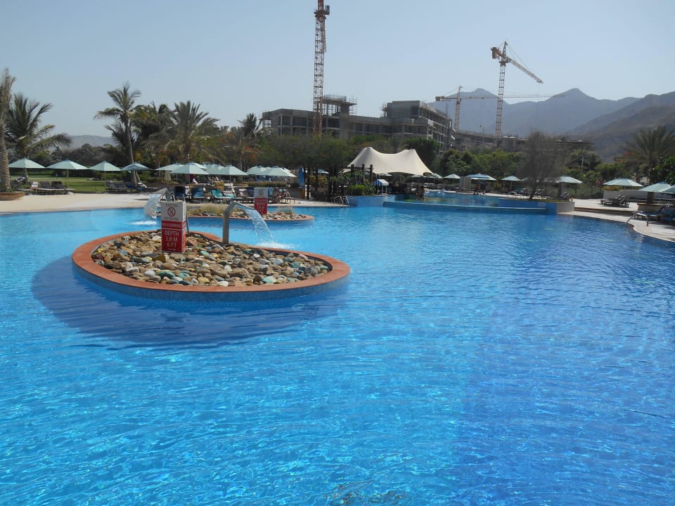 Pool Hotel Le Meridien Al Aqah Beach Resort