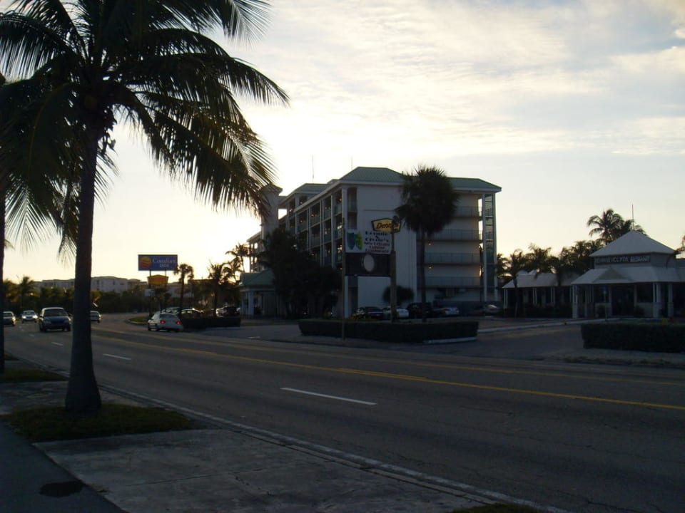 Blick vom Gehweg auf das Hotel  24 North Hotel Key West