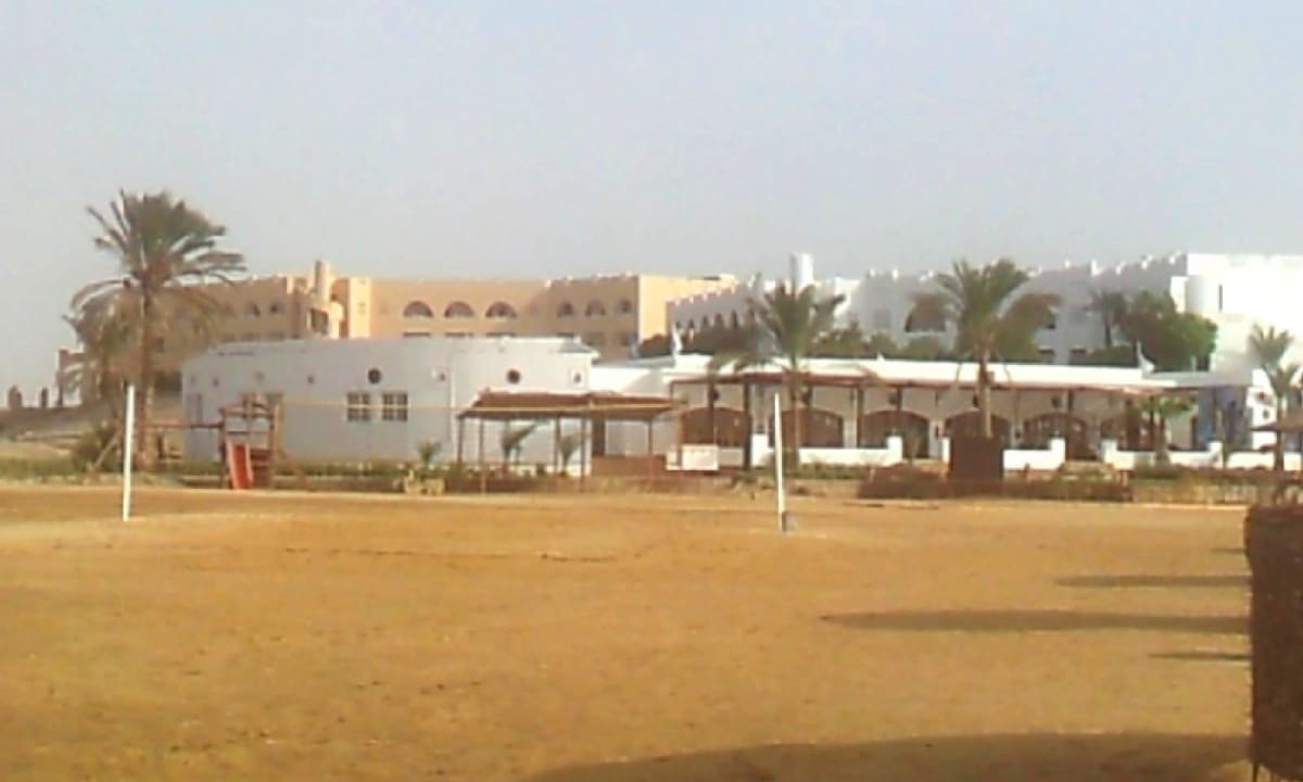 Ausblick vom Strand zum Hotel Three Corners Equinox Beach Resort