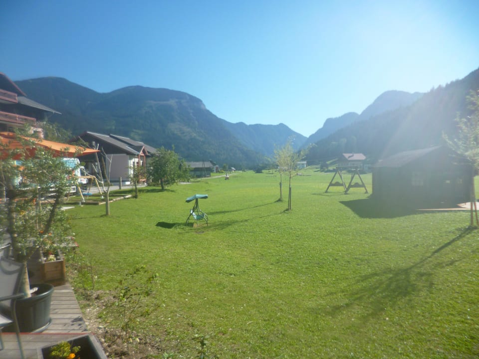Blick auf die großzügige Gartenanlage Vitalhotel Gosau