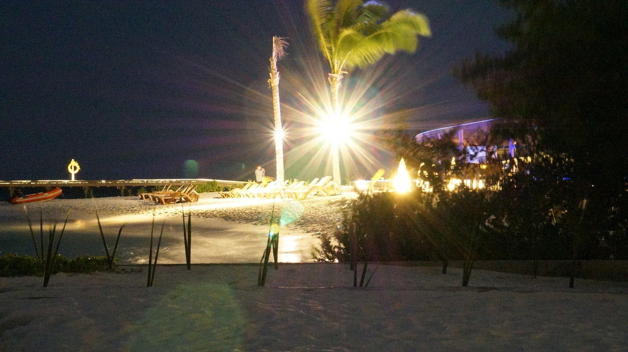 Strand bei Nacht Centara Ras Fushi Resort & Spa Maldives