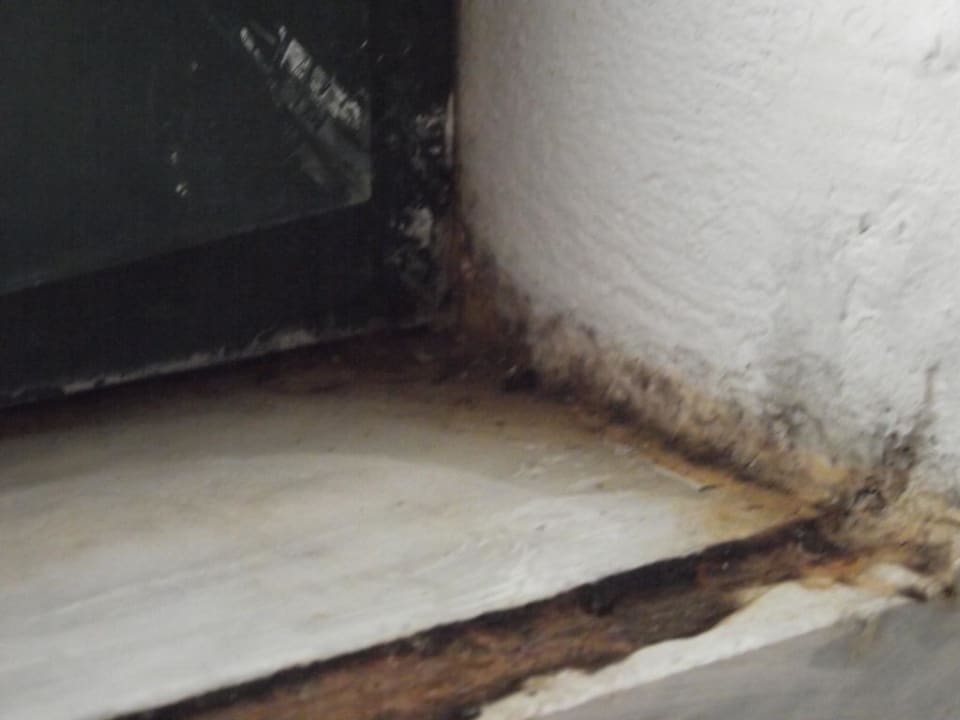 Badezimmerfenster mit Schimmel Hotel Adriolos